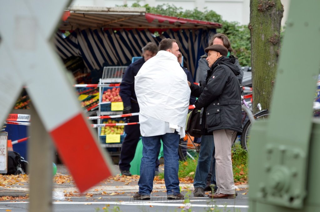 Attentat auf Fr Reker Koeln Braunsfeld Aachenerstr Wochenmarkt P73.JPG - Miklos Laubert